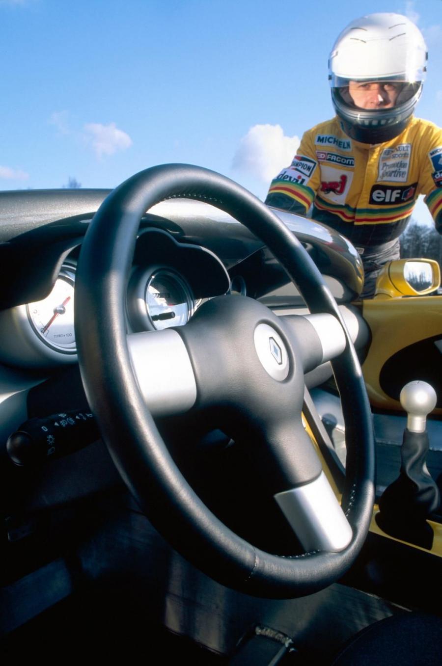 Интерьер Renault Sport Spider 1995 года  (фото 47 из 76)